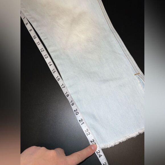 Abercrombie & Fitch Light Wash Cropped jeans W/ Patches Size 6 EUC - Picture 12 of 14